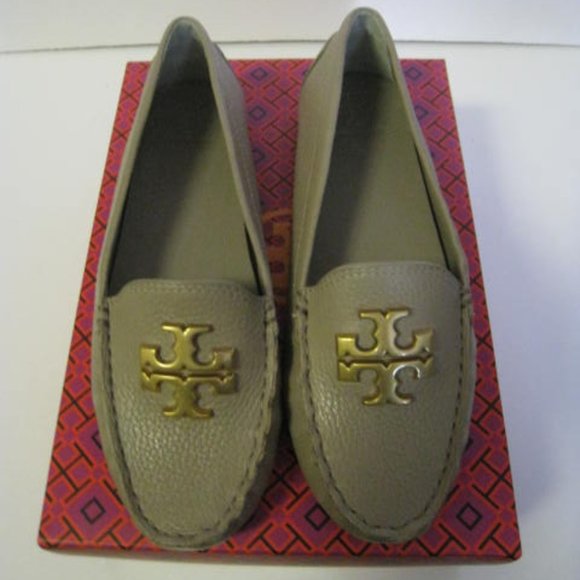 NWT Tory Burch - Everly Driver Tumbled Leather French Gray/Rolled Brass - Size 8